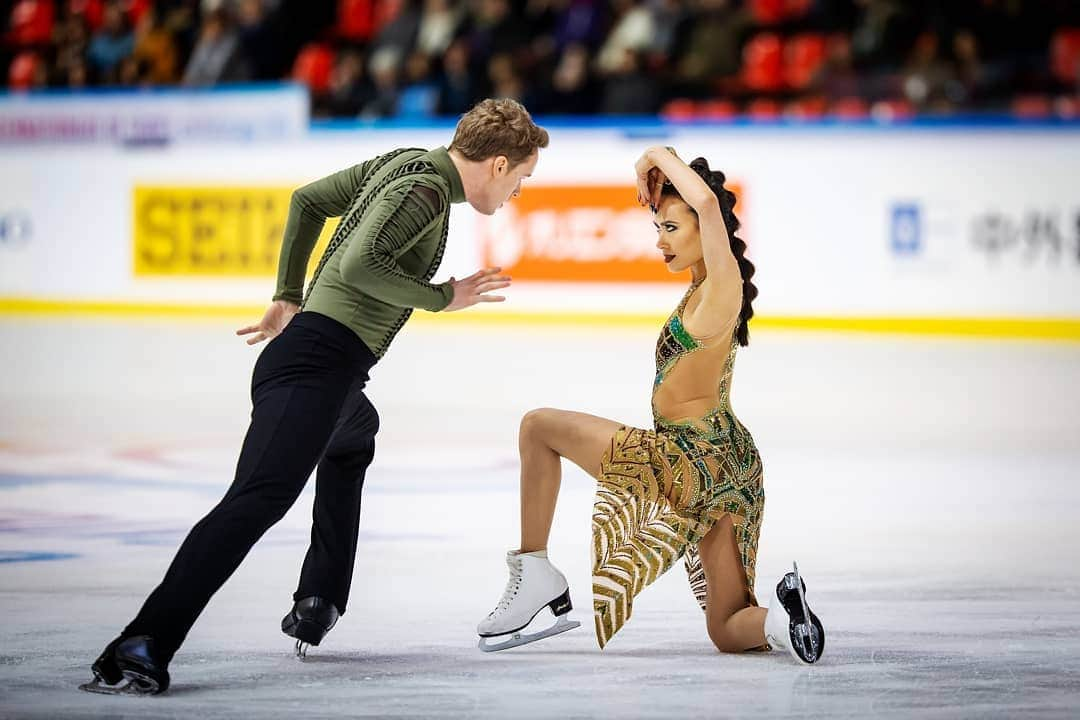 ISUグランプリシリーズさんのインスタグラム写真 - (ISUグランプリシリーズInstagram)「Final Results for the Ice Dance at the Internationaux de France: 🥇 @gabriellapapadakis / @guillaume_cizeron 🇫🇷 🥈 @chockolate02 / @evan_bates 🇺🇸 🥈 @charleneguignard / @marcofabbri1988 🇮🇹 --- #GPFigure #FigureSkatin 📸: @jmfotoz」11月5日 1時43分 - isufigureskating_x