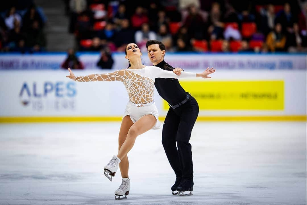 ISUグランプリシリーズさんのインスタグラム写真 - (ISUグランプリシリーズInstagram)「Final Results for the Ice Dance at the Internationaux de France: 🥇 @gabriellapapadakis / @guillaume_cizeron 🇫🇷 🥈 @chockolate02 / @evan_bates 🇺🇸 🥈 @charleneguignard / @marcofabbri1988 🇮🇹 --- #GPFigure #FigureSkatin 📸: @jmfotoz」11月5日 1時43分 - isufigureskating_x