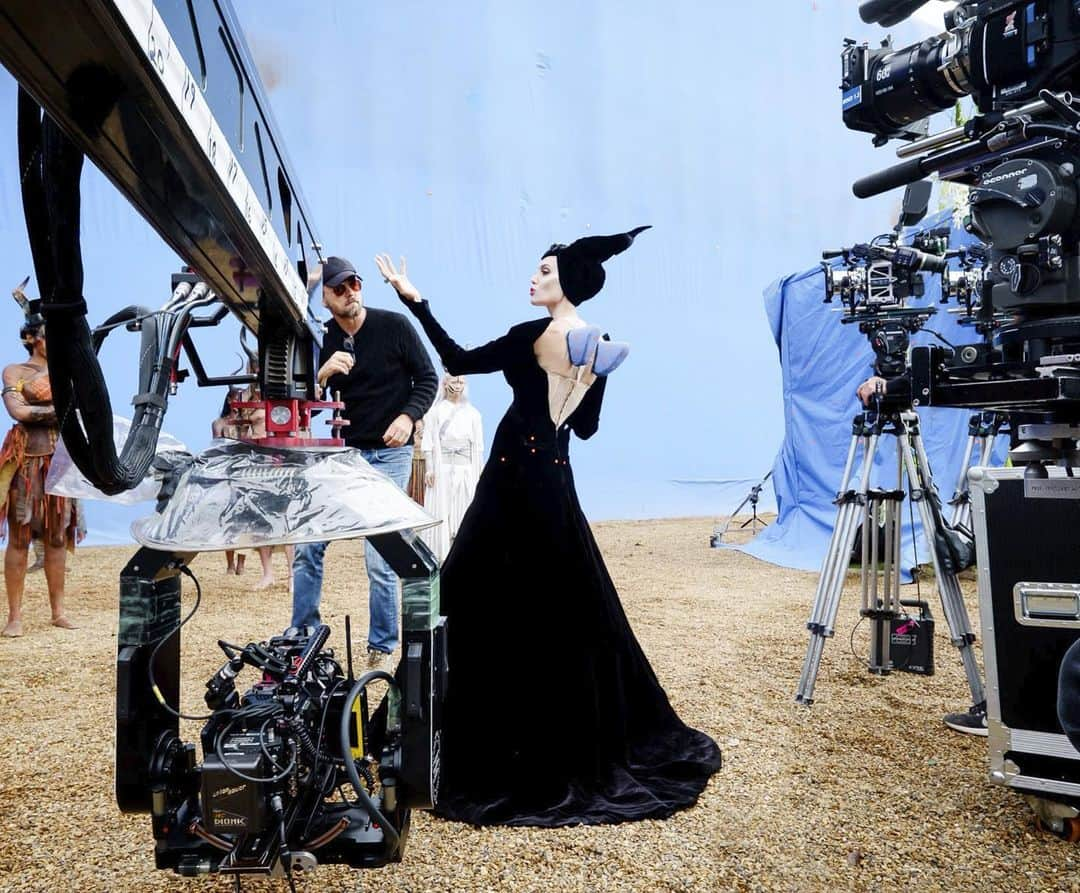 ヨアヒム・ローニングさんのインスタグラム写真 - (ヨアヒム・ローニングInstagram)「I enjoy shooting with multiple cameras - and on big shows like Maleficent: Mistress of Evil, they let you. I tend to design the shots with the “A” camera, then line up the other angles. It demands a lot from the camera crew which in this case was led by the brilliant DP, Henry Braham. The extra coverage this way of shooting produces has helped me out in editing numerous times. It is truly a privilege for a filmmaker to be able to work like this @disneymaleficent Now playing #maleficent (📸 also, the BTS shots I’ve been posting lately are all taken by our amazing set photographer, Jaap Buitendijk!) 🖤」11月5日 2時09分 - joachimronning