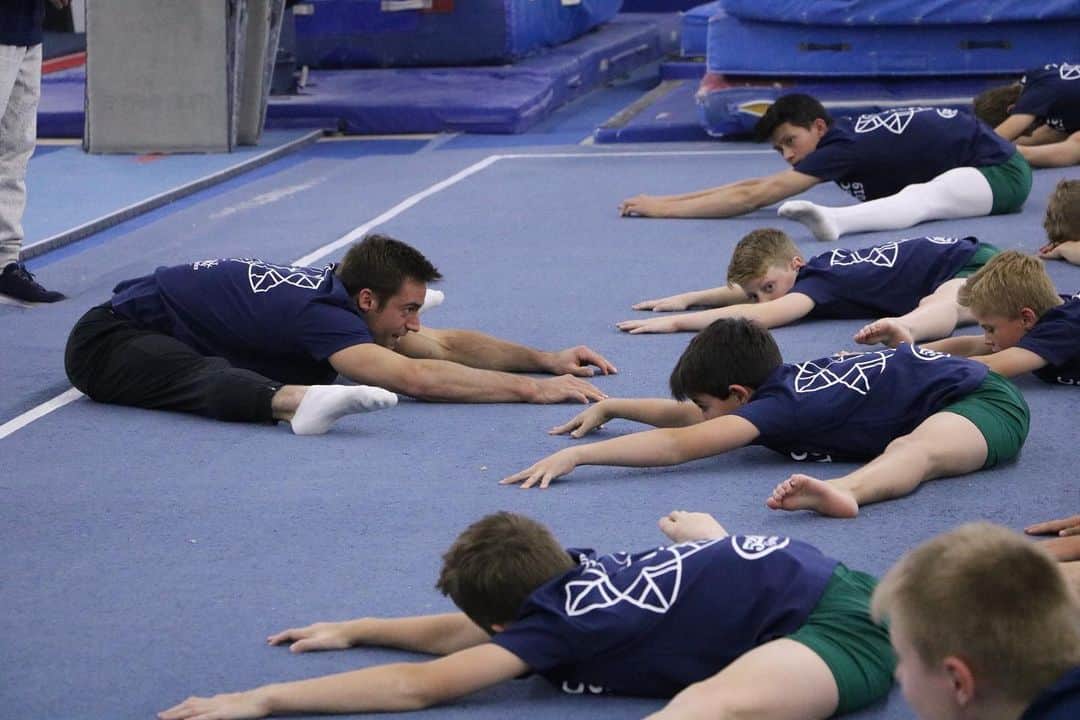 サミュエル・ミクラクのインスタグラム：「What a fun weekend with @mikulakclinics !  A huge thank you to @5280.gymnastics for providing the facility and our sponsors @gkelite , @insidegym , and @thegymnastx for supporting our clinics time and time again. Until next time!」