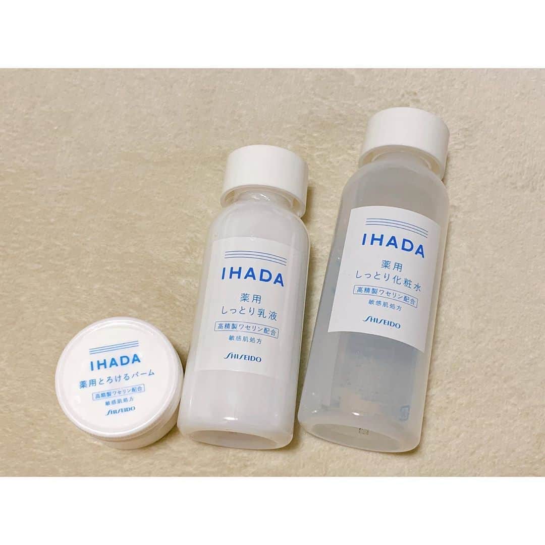 のインスタグラム：「⛄️最近使っている基礎化粧品⛄️ 『IHADA』 乾燥しまくるこの時期はIHADAがまじで最高！ バーム(左)は3つ目リピ中🎵 化粧水と乳液も使い始めたけど、なかなかいい🙆‍♀️ * 唇をプルプルにするような油多め？水分多め？の 従来のワセリンとは一味違うちょっと固め？な テクスチャーなので、肌に塗るのに向いています☝️ * 私は、最近美容液とかを塗る日にも、 最後は絶対バームを塗っている💡 ベタベタしないから朝顔洗うまで気が付かないんだけど、 洗うとしっかりバームが残っているのが分かって 朝までしっかり肌をバリアしてくれていたんだ！と 感動します✨ * 肌荒れ(大人ニキビとか)は乾燥からきていることも多いので 私は割と改善できました🙆‍♀️🙆‍♀️ * しかもそれぞれ1500円前後とゆー プチプラなので豪快に使えるのも良かったです🙆‍♀️ * * #IHADA #イハダ #イハダ薬用バーム #乳液#バーム #ニキビ #化粧水 #美容大好き #ニキビケア #ニキビ肌 #ニキビ改善 #保湿 #スキンケア #skin #skincare #基礎化粧品 #美容 #美容垢 #保湿ケア #ワセリン #美肌 #美肌ケア #美肌効果 #肌荒れ #肌荒れ改善 #肌荒れ対策 #大人ニキビ #乾燥肌対策 #乾燥肌 #乾燥対策」