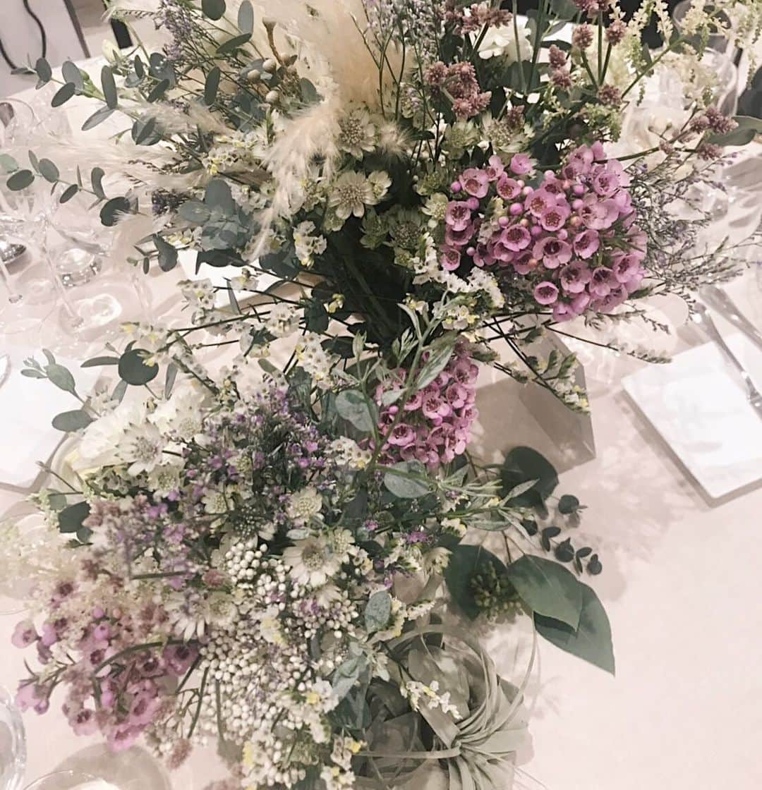 花井瑠美のインスタグラム：「お花が家に溢れて幸せ💞 でもバラ🌹好きだけどこの前虫さんがいて大事件で朝から @kanayama_chika を起こして大騒動だったから、ちょっと怖い🤣  植物の良さを教えてくれた @tomomi8282 も2人とも北海道出身。 何故か私が仲良くなる子は芸術家でart描いてる子といい、北海道の大自然育ちが多い。 私は東京。  私の知らない世界を沢山教えてくれるlovelyちゃんたち💞  でも何故、北海道ばかりなのだろうか🧐  #flower#lovely#friends  #北海道#大自然 #東京#大都会 #おやすみなさい🌙」