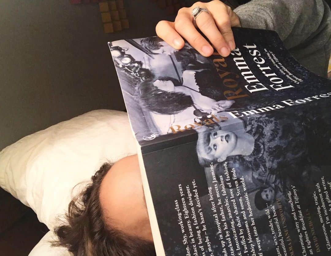 ナタリー・ポートマンさんのインスタグラム写真 - (ナタリー・ポートマンInstagram)「Can’t keep my nose out of my friend Emma Forrest’s new book, ROYALS. #whatnatreads #novemberbookpick」11月5日 2時52分 - natalieportman