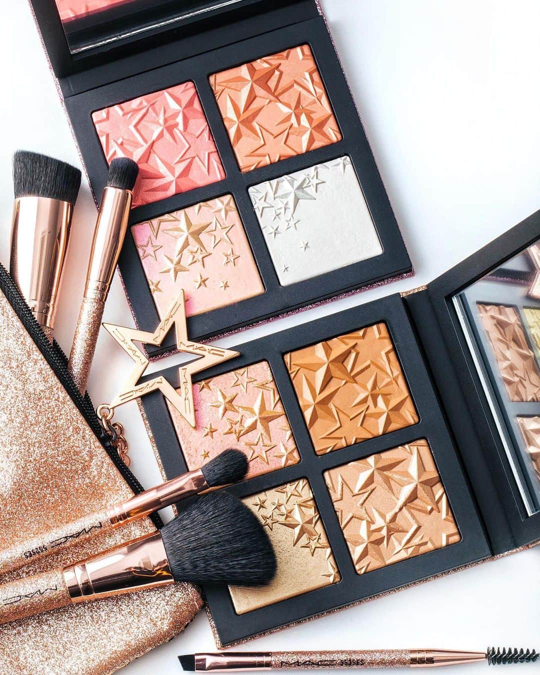 M∙A∙C Cosmetics Japanのインスタグラム：「ㅤ 立体感と華やかな表情を演出する4色のホリデー限定フェイスパレット。高いツヤと輝きで、フェイスラインを引き立たせて✨ ㅤ ※公式オンライン ショップで売り切れの場合、お近くのM･A･Cカウンターへお問い合わせください。 ㅤ ㅤ #MACクリスマスコフレ2019 #MACHoliday ㅤ DESIGN: M·A·C ARTIST RINO KASAI @rino416⠀@macprotokyo PHOTO: @takaki_iwata ㅤ ㅤ ㅤ ㅤ ㅤ #MACCosmeticsJapan #MACコスメ #MACCosmetics #コスメ #メイク #ホリデー #コフレ #クリスマスコフレ #クリスマスコフレ2019 #ホリデーシーズン #クリスマスプレゼント #ハイライト #メイクポーチ #メイクブラシ #星モチーフ #ホリデーコフレ #ラメ #makeup #cosme #cosmetics #holiday #holidaymakeup #holidaycollection #highlight #holiday2019」