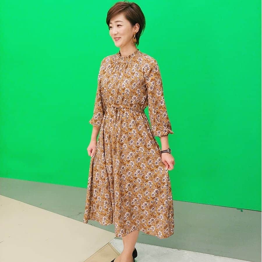 のインスタグラム：「今日感ニュース、祝日も通常営業ですよ‼️‼️このあと6時15分～『小倉城竹あかり』の様子を中継でお伝えしますm(._.)m是非、ご覧ください🍀  今日の衣装、ワンピース🤗🎵」