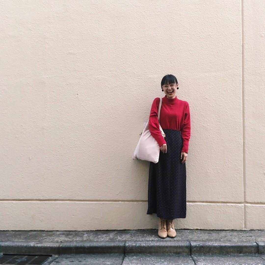 鈴木美羽さんのインスタグラム写真 - (鈴木美羽Instagram)「秋冬は真っ赤なニット着たくなる。 あったかくて素朴で どこか懐かしげな雰囲気になるから好き #ミウスタイル」11月4日 18時09分 - suzukimiu_0414