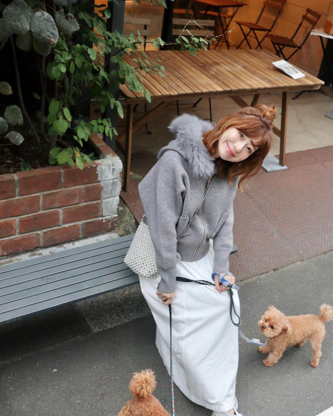 のインスタグラム：「・ 昨日のお散歩コーデ🐶💕 毎日ドッグランに行きたいくらい ふたりのはしゃぐ姿がたまらなく愛おしい🐶❤️ 帰ってきて疲れ切って寝る姿もまた 愛おしい❤️❤️ 特にテーマがないメイクの日のリップは コスメデコルテのPK851がここ数年のお決まり。 もう3本目ってくらいリピート💄💄💄 滑らか高発色うるうる❣️グロス要らず💯 #coordinate outer#unik @unik_2018  bag#zara @zara  shoes#converse @converse_tokyo  #sサイズコーデ  #153cmコーデ #おちびコーデ #おちびの輪 #妊婦コーデ #マタニティコーデ #妊娠8ヶ月 #マタニティママリ #秋コーデ #おさんぽコーデ #おだんご」