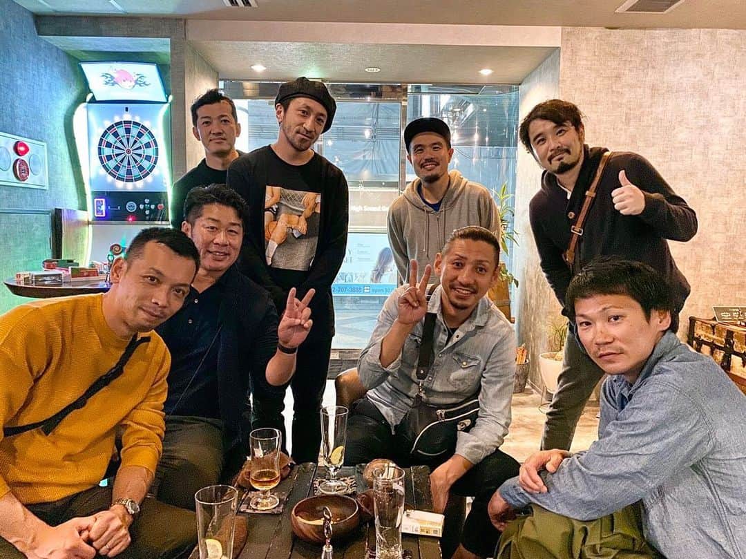 青木康平のインスタグラム：「昨日は大濠高校の１つ上の大先輩である江泉さんが群馬から福岡に来ていると言う事で、クラブチームの練習終わりに会いに行ってきました。  何とそこには2つ上の音成さんまでいらして、こんな形でお会いするのは初めてだったので、とても緊張しました💦💦 村川さんや、しんやさん、土橋さんと太一郎、よーへーとも昔話に花が咲き、とても濃い時間を過ごす事が出来ました！  大濠高校バスケ部が何故強いのかを再確認した時間でもあり、また先輩方が当時の僕をどう見ていたかも知れて、本当に暖かく見守ってくれた事を知って感謝で一杯です。  田中先生のエピソードは数限りなくありますが、「試合は戦争たい！」 このメンタリティーが原点だと思います。  大濠高校では、バスケ以外の事を多く学ばせてもらいました。  根性論を語るつもりも、推奨する気もありませんが、良い部分もあった事は間違いないです。 僕の時代が本当に全国的にみても根性論、上下関係を否定する変換期だった気がします。  正しい上下関係も礼儀もなくなり、挨拶も先生がいる前だけ。  ただ、これは挨拶が出来ない子供の問題ではなく、関わっている大人の問題だと感じます。 "気持ち"のやり取りは、会った時だけではなく、電話やメールのやり取りでもわかりますよね。  何事にも"心を込める"という事の、大事さを自分で実行し、子供達に伝えていけたらと思います。  どんな時代が変わっても、変わっちゃいけないこと、"心"がある。  沢山の気づきがあった時間でした！ ありがとうございました🙇🙇🙇」