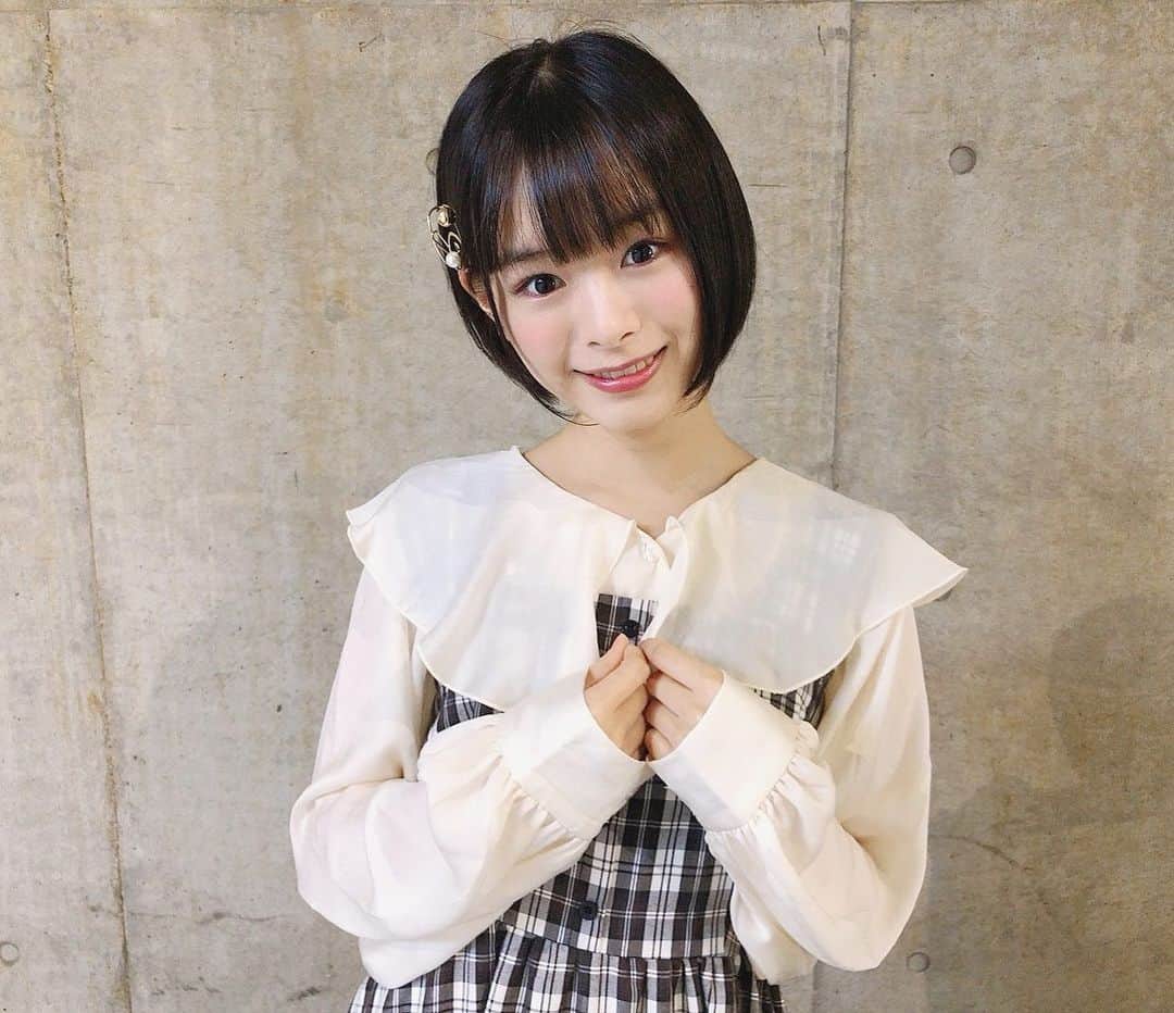 高倉萌香のインスタグラム：「. 大きめのひらひらしたブラウスを着てみました☺️👌 もうそろそろ寒いからブラウスともお別れかなあ。。 . スライドしてね〜〜☺️💗」
