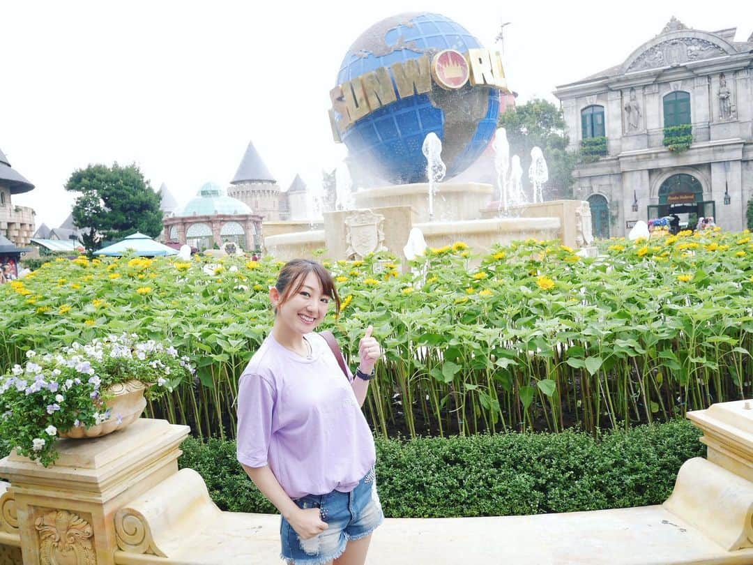 尻無浜冴美のインスタグラム：「最近#17ライブ に夢中で#ダナン 旅シリーズ中途半端になってた🤣  神の手がある#サンワールド 今回初めて行ったんだけどヨーロッパの様な雰囲気がある遊園地になってた♪ たっぷり遊べるし写真スポット沢山だから、時間に余裕持って行くことオススメ😳💡 ダナン行ったら絶対行った方がいい💖💖 #ダナン旅行﻿ #ベトナム﻿ #ベトナム旅行﻿ #danangcathedral  #danang #vietnam  #danan #danangtrip ﻿ #vietnamtrip  #banahills  #thegoldenbridge  #世界の絶景  #世界最長ケーブルカー」