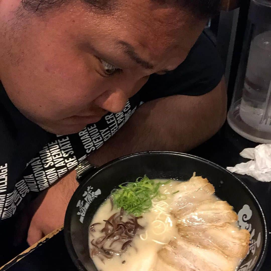 松鳳山裕也のインスタグラム：「3回目の雷蔵らーめん びっくり新記録。 替え玉10杯！ 嘘5杯！ #雷蔵らーめん #替え玉5回限界 #替え玉 #元気玉 #カカロット #孫悟空 #孫悟飯 #よる飯 #睨み飯」