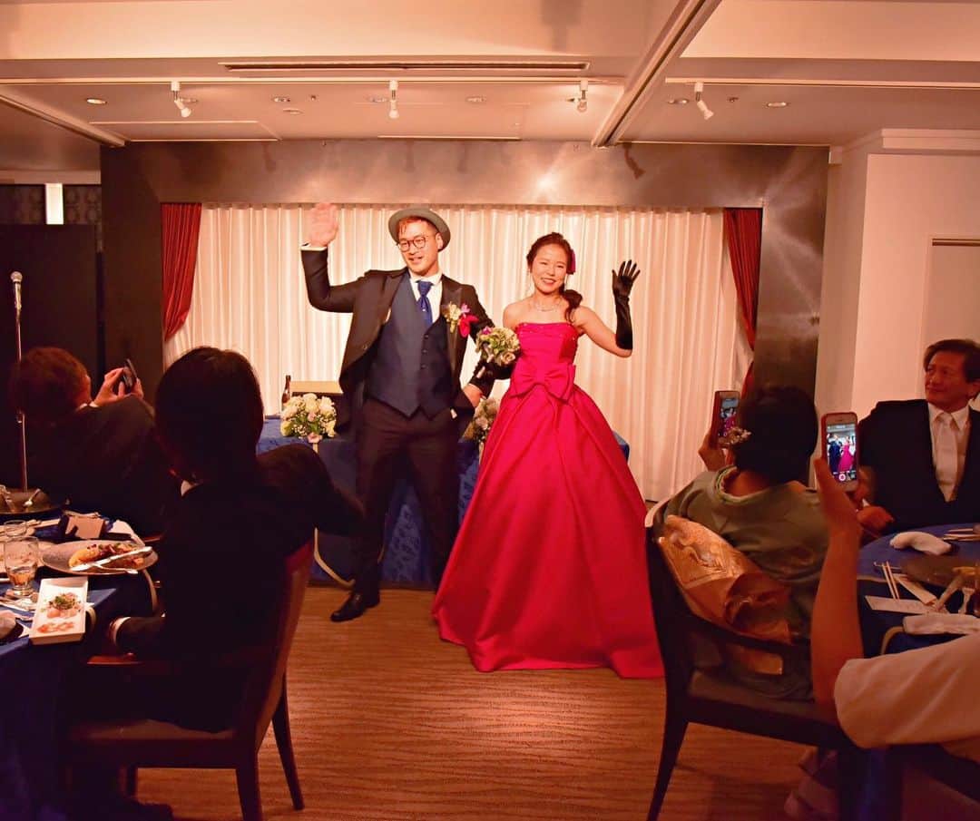 富山第一ホテルウェディングのインスタグラム：「. お色直し後、入場とともにダンスを披露🌹 グレーのハットがお似合いの新郎様と 鮮やかなピンクのシルクドレスに 笑顔が素敵な新婦様でした✨ .  #富山#富山第一ホテル #ブライダルフェア #ホテルウェディング#結婚式 #ブライダル#ウェディング #チャペル#挙式#披露宴 #ウェディングドレス #タキシード#新郎新婦 #教会式#人前式 #試食会#実施中 #会場コーディネート  #結婚式準備#北陸花嫁 #プレ花嫁  #新郎新婦ダンス #結婚式ダンス #ピンキーダンス」