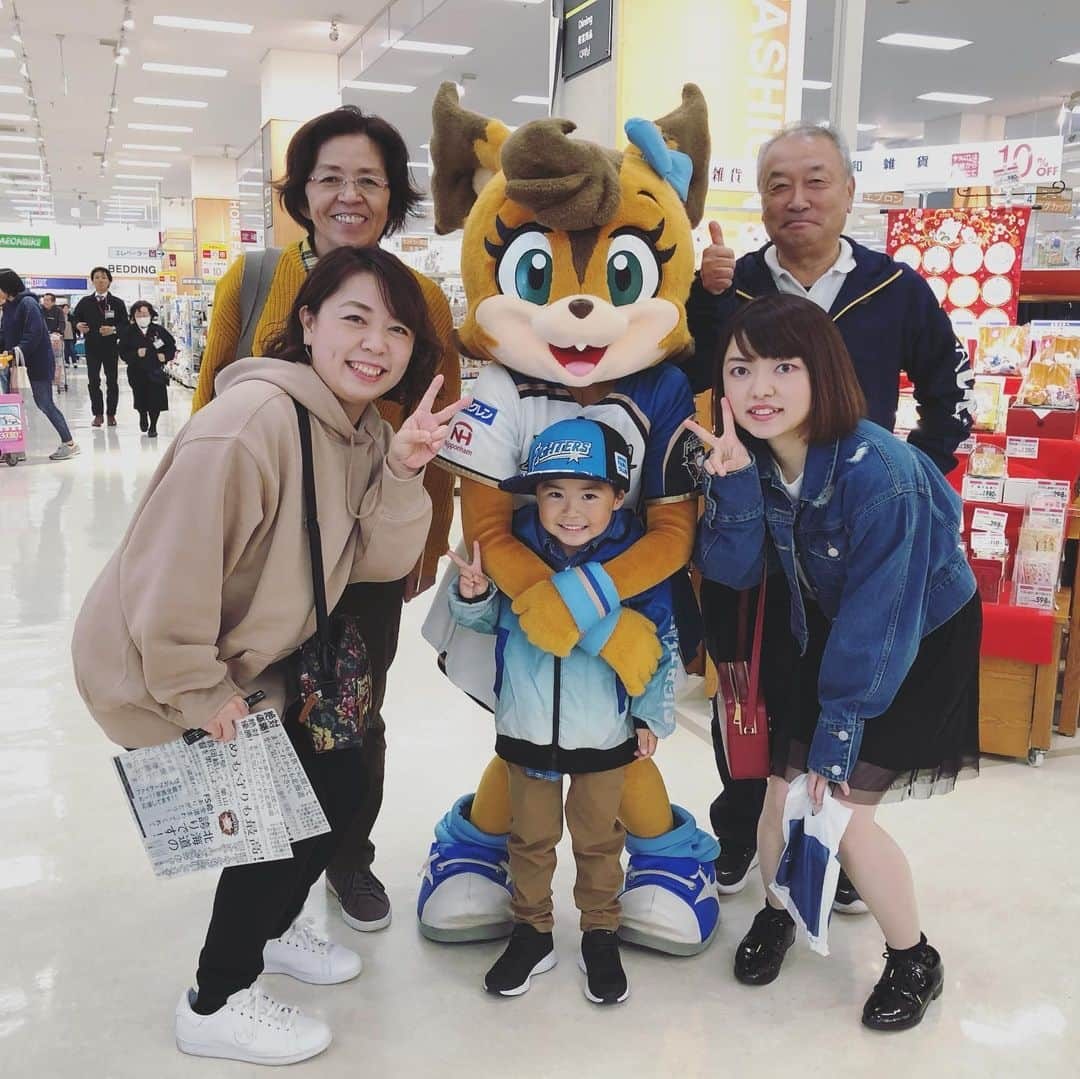 北海道日本ハムファイターズ フレップさんのインスタグラム写真 - (北海道日本ハムファイターズ フレップInstagram)「⭐️日本ハムPresentsポリーが行く！ファイターズ応援感謝キャラバン⭐️ ・ 三日間が終了しました〜！ 会いに来てくれたみなさんどうもありがとう💗 久々に球場の外でたくさんの笑顔を見ることができて、 ポリーも嬉しかった！ 道外からだったり、道内でもかなり遠方からはるばる会いに来てくれた方もいて、いつも応援してくれているみなさんには本当に感謝感謝です😊 予想よりも多くの方がAEONに足を運んでくれたのでスタッフの皆さんも驚いてたよ〜😆 みんなからもらったお手紙、大切に読ませてもらうからね✨ 今回会えなかった人たちもまた会える日をポリー楽しみにしているからね😉 ・ 次にみんなに会えるのはファンフェスティバルかな？？ でもときどきまた代筆するね〜🐿💕 (代筆ぽりぃ) 🍀 ❤️ 🍀 ❤️ #lovefighters #驀進 #飛び出せ新時代  #女子マスコットも推され隊  #シャウエッセン #ポリーポラリス　は #シャウエッセンチーズ  がお気に入り #チキチキボーン　も #美味しいよね♡ #みんなのお気に入りはなにかな？ #朝晩グッと冷え込んできたから #あたたかくして過ごしてね #家に帰るまでがポリ活です #また会おうね☺︎ #AEON滝川店 #AEONMALL札幌発寒 #AEONMALL苫小牧　のみなさんも #ありがとうございました♡」11月4日 18時41分 - frep_the_fox