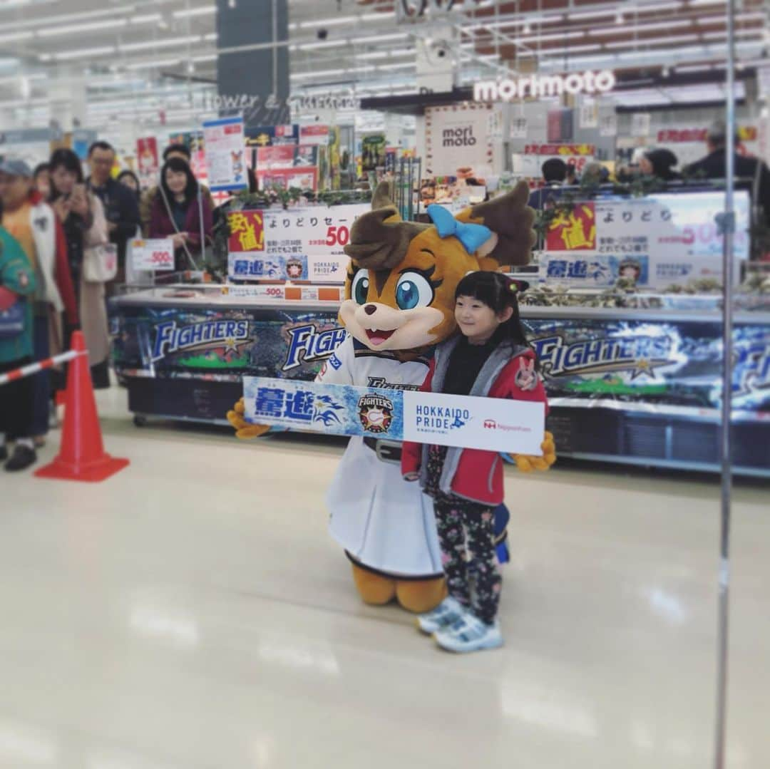 北海道日本ハムファイターズ フレップさんのインスタグラム写真 - (北海道日本ハムファイターズ フレップInstagram)「⭐️日本ハムPresentsポリーが行く！ファイターズ応援感謝キャラバン⭐️ ・ 三日間が終了しました〜！ 会いに来てくれたみなさんどうもありがとう💗 久々に球場の外でたくさんの笑顔を見ることができて、 ポリーも嬉しかった！ 道外からだったり、道内でもかなり遠方からはるばる会いに来てくれた方もいて、いつも応援してくれているみなさんには本当に感謝感謝です😊 予想よりも多くの方がAEONに足を運んでくれたのでスタッフの皆さんも驚いてたよ〜😆 みんなからもらったお手紙、大切に読ませてもらうからね✨ 今回会えなかった人たちもまた会える日をポリー楽しみにしているからね😉 ・ 次にみんなに会えるのはファンフェスティバルかな？？ でもときどきまた代筆するね〜🐿💕 (代筆ぽりぃ) 🍀 ❤️ 🍀 ❤️ #lovefighters #驀進 #飛び出せ新時代  #女子マスコットも推され隊  #シャウエッセン #ポリーポラリス　は #シャウエッセンチーズ  がお気に入り #チキチキボーン　も #美味しいよね♡ #みんなのお気に入りはなにかな？ #朝晩グッと冷え込んできたから #あたたかくして過ごしてね #家に帰るまでがポリ活です #また会おうね☺︎ #AEON滝川店 #AEONMALL札幌発寒 #AEONMALL苫小牧　のみなさんも #ありがとうございました♡」11月4日 18時41分 - frep_the_fox