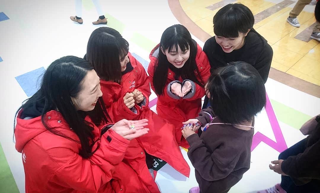 のインスタグラム：「「りんご娘のみんなにあげるんだもん！」と言って家から持って来た飴を、たくさんの人々が行き交うイオンモール下田の通路のど真ん中で手渡す娘。みんなごめんね💦 #RINGOMUSUME #0と1の世界 #リリイベ #最高でした✨」