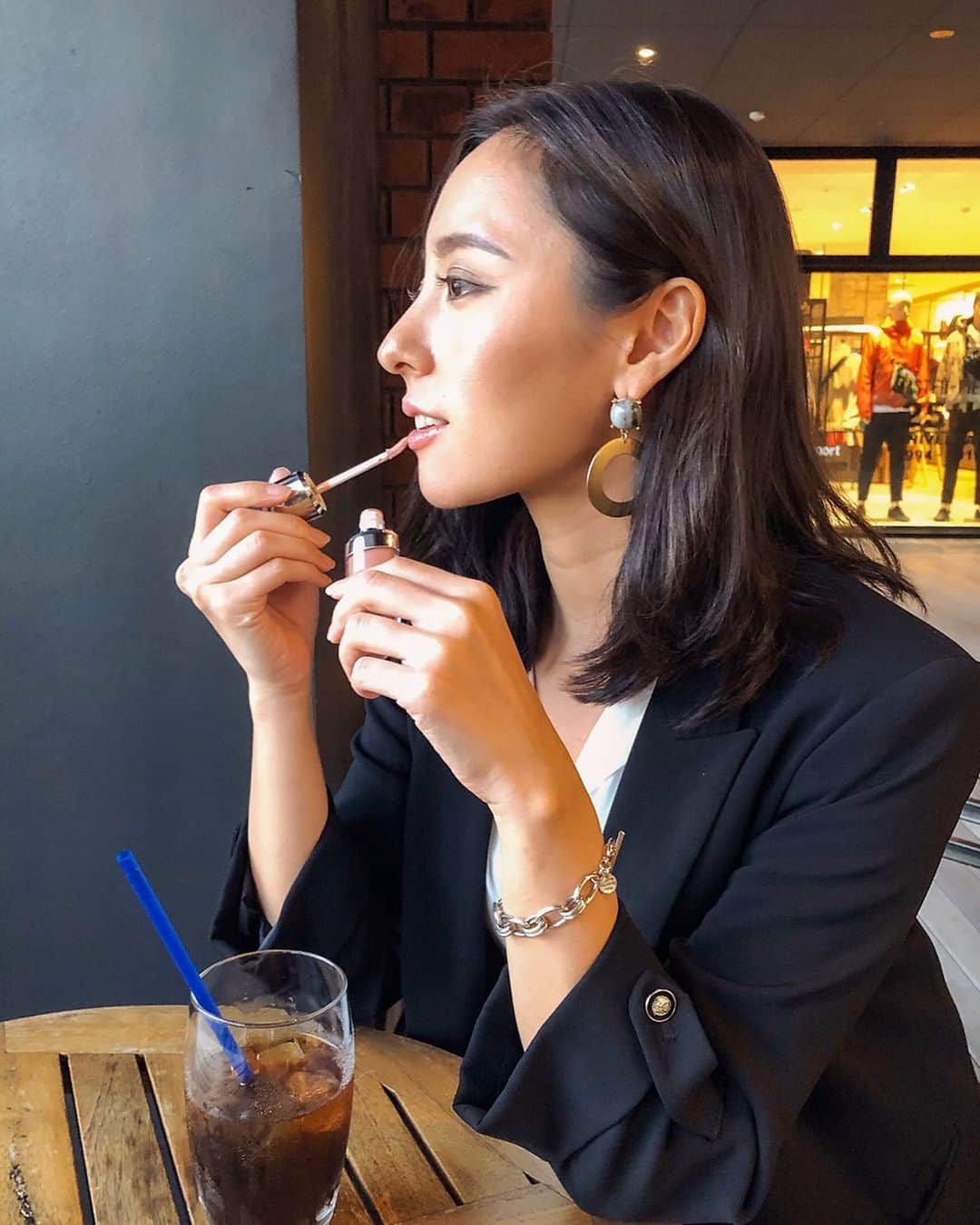 のインスタグラム：「I love my KIKO lips🖤💄🇮🇹 プチプラなのにクオリティ高めなイタリアのコスメKIKO♡小さいし軽いのでお土産にもピッタリ♡ @kikomilano . #Italy #Milan #italiancosmetics #makeup #lipstick #model #asianmodel #プチプラコスメ #イタリアコスメ #イタリア土産」