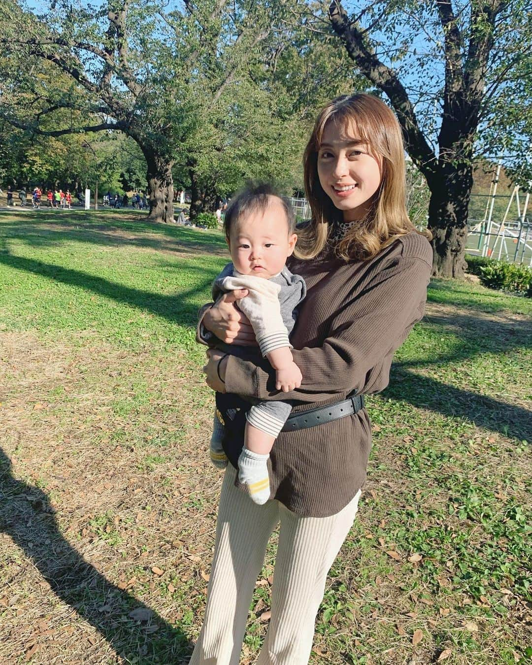 大川藍のインスタグラム：「今日は天気が良かったので午前中から公園へ⛲️ 天気がいいだけで救われる！ありがとう！ #公園#ママ#ママコーデ#授乳コーデ#赤ちゃんのいる生活#赤ちゃんのいる暮らし#coordinate#outfit#ootd#プチプラ#プチプラコーデ#上下ユニクロ部#ユニクロ#instalife#instagood#instapic#instalike#instaphoto」