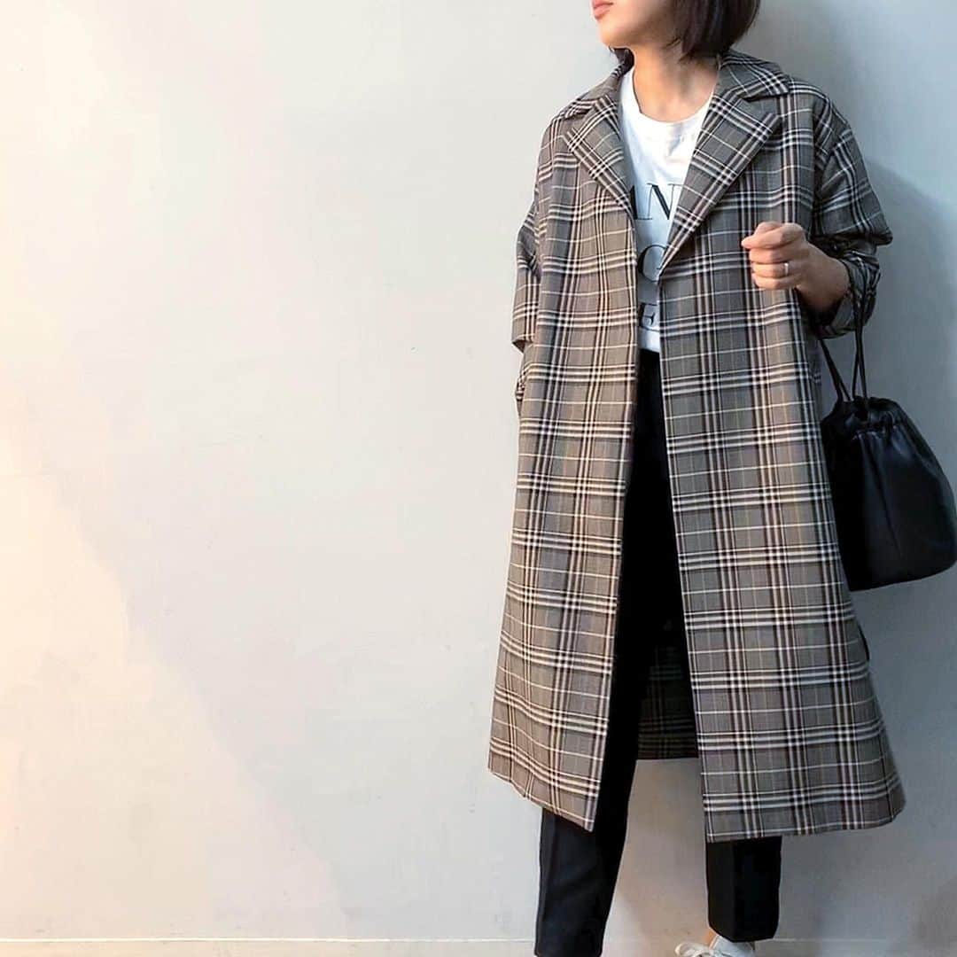 aki_closetのインスタグラム：「. 今日はチェック柄のコートをメインに☺︎ . 今年追加したジャケットのように軽いこちらのコートで Tシャツ×コートコーデを♡  この季節だから楽しめるコーデ☺︎ . #EUCLAID #gypsophila  #iena #gu #gu_for_all #gu_global」