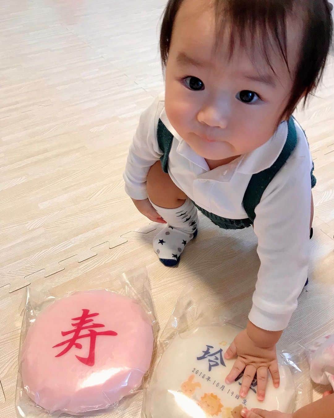 のインスタグラム：「#mochi 💮 ． ． RIKU1歳の誕生日の飾り付けは @tuery.niko 🎈(2枚目) 年齢と性別を伝えるとお任せバルーンセットを注文できるよ🤗 ． 一升餅を背負って、選び取りもしたよ✨ ちなみに動画はTAKE2🤣🤣 LILIは一升餅を背負うと全然動けなかったのにやっぱり男の子は違うわ👦🏻👏🏻 LILIの一升餅の時の動画もあげとく🥰🥰 ． ほんとにRIKUはよく食べてくれる😋💦 素晴らしい食べっぷりも見てね😂🙌 ． #tuery#tueryniko#1歳#一升餅#誕生日#ファーストバースデー#1stbirthday#おうちスタジオ#バースデーフォト#ベビ誕#ハピベビ#誕生日飾り付け#手作り#1歳誕生日#赤ちゃんのいる暮らし#赤ちゃんのいる生活#子育てぐらむ#成長記録#スマイル育児#ママスタグラム#ママリ#ベビフル#イットママ#コドモノ#コズレ#キズナ#ママライフカメラ#mamanokoカメラ部」