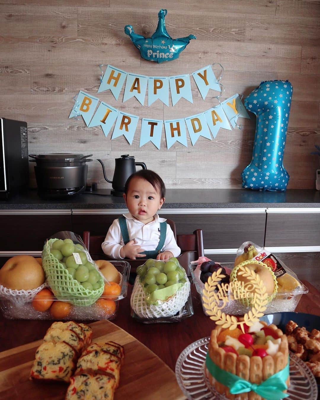 河内麻沙美さんのインスタグラム写真 - (河内麻沙美Instagram)「#mochi 💮 ． ． RIKU1歳の誕生日の飾り付けは @tuery.niko 🎈(2枚目) 年齢と性別を伝えるとお任せバルーンセットを注文できるよ🤗 ． 一升餅を背負って、選び取りもしたよ✨ ちなみに動画はTAKE2🤣🤣 LILIは一升餅を背負うと全然動けなかったのにやっぱり男の子は違うわ👦🏻👏🏻 LILIの一升餅の時の動画もあげとく🥰🥰 ． ほんとにRIKUはよく食べてくれる😋💦 素晴らしい食べっぷりも見てね😂🙌 ． #tuery#tueryniko#1歳#一升餅#誕生日#ファーストバースデー#1stbirthday#おうちスタジオ#バースデーフォト#ベビ誕#ハピベビ#誕生日飾り付け#手作り#1歳誕生日#赤ちゃんのいる暮らし#赤ちゃんのいる生活#子育てぐらむ#成長記録#スマイル育児#ママスタグラム#ママリ#ベビフル#イットママ#コドモノ#コズレ#キズナ#ママライフカメラ#mamanokoカメラ部」11月4日 19時02分 - masamikouchi