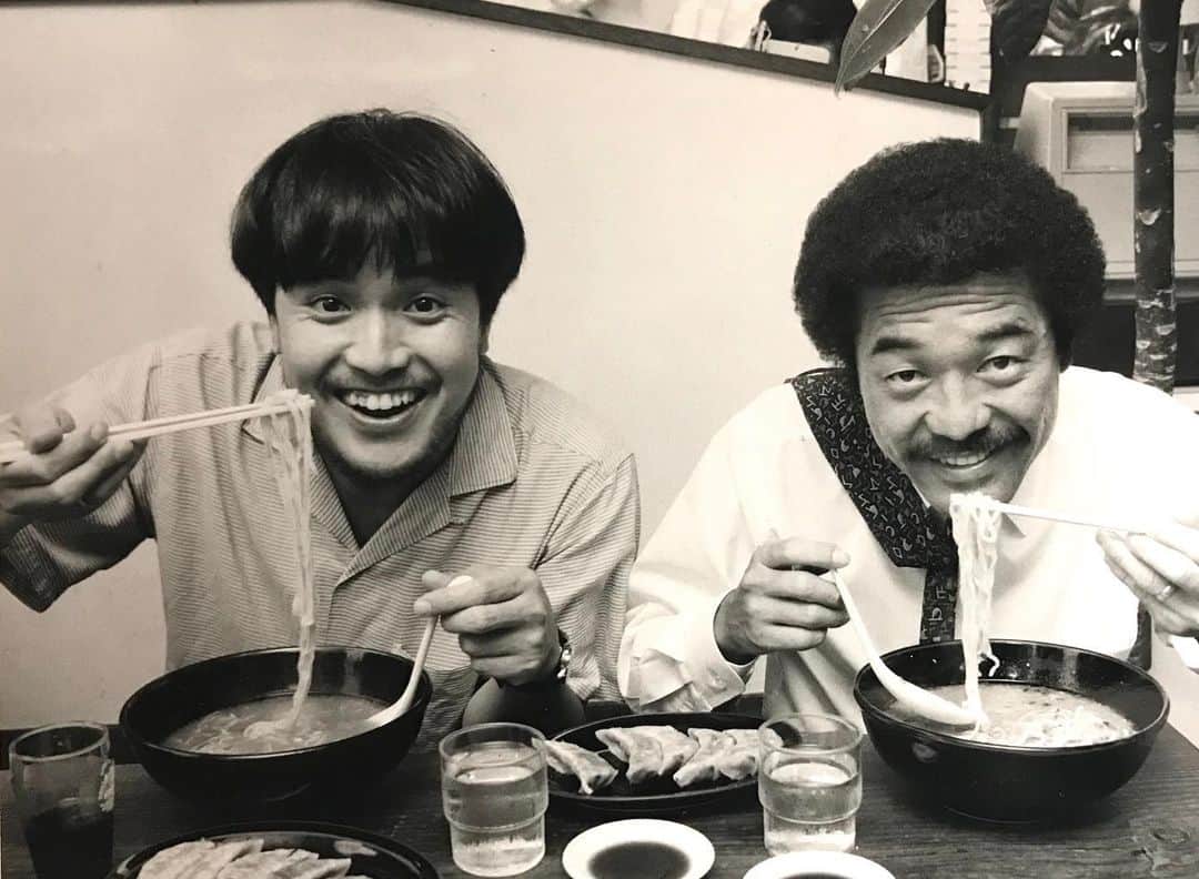 江口寿史のインスタグラム：「同い年対談の時の具志堅さんとおれ。1990年頃。」