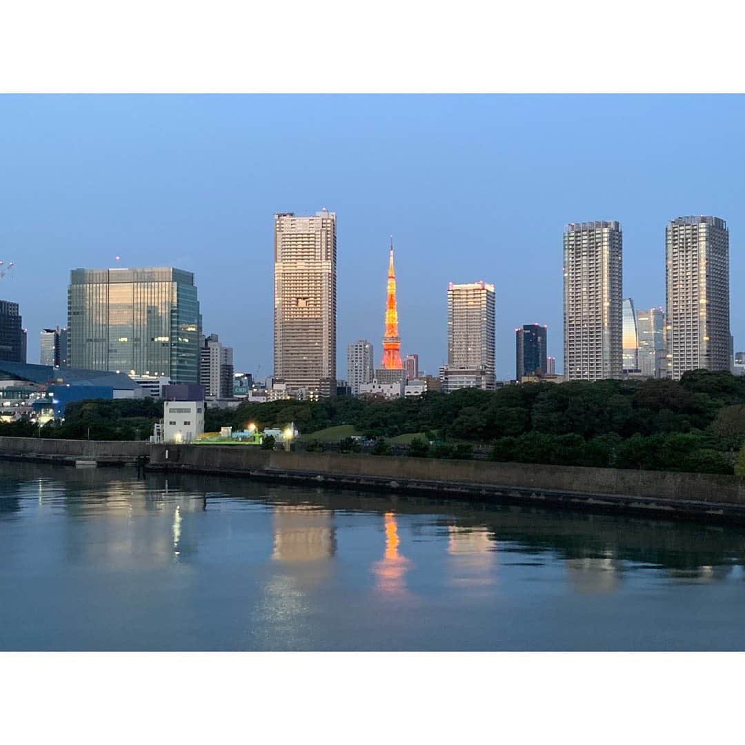 中西圭三さんのインスタグラム写真 - (中西圭三Instagram)「11/4 Goooood morning TOKYO！ おはようございます。 気温13℃ 。連休最終日。 いい天気になりました。 今日も精一杯！ 心を窓と一緒に開けて！ 『おはよう！』😉 ★こんな時間の更新になりごめんなさい。 OAになるまではお知らせ出来なかったのですが、無事本日「おかあさんといっしょ」今月11月の月のうたとして「あさペラ！」という提供楽曲がOAされました。 INSPiのみなさんの素晴らしいハーモニーにのせて、ゆういちろうお兄さんとあつこお姉さんが伸びやかに『朝の素晴らしさ』を伝えてくれております。 ぜひ聴いてみて下さいませ！😉🤟 #朝 #朝さんぽ #朝日 #朝日ハンター #朝焼け #イマソラ #日の出 #湾岸エリア #goodmorning  #morning #JAPAN #PH+OTO #おはよう」11月4日 18時58分 - keizo1111