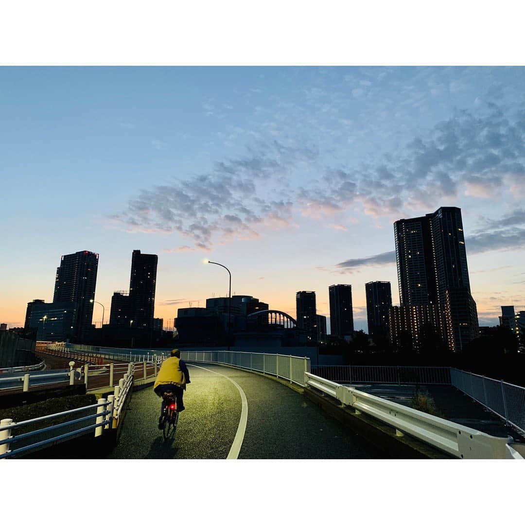 中西圭三さんのインスタグラム写真 - (中西圭三Instagram)「11/4 Goooood morning TOKYO！ おはようございます。 気温13℃ 。連休最終日。 いい天気になりました。 今日も精一杯！ 心を窓と一緒に開けて！ 『おはよう！』😉 ★こんな時間の更新になりごめんなさい。 OAになるまではお知らせ出来なかったのですが、無事本日「おかあさんといっしょ」今月11月の月のうたとして「あさペラ！」という提供楽曲がOAされました。 INSPiのみなさんの素晴らしいハーモニーにのせて、ゆういちろうお兄さんとあつこお姉さんが伸びやかに『朝の素晴らしさ』を伝えてくれております。 ぜひ聴いてみて下さいませ！😉🤟 #朝 #朝さんぽ #朝日 #朝日ハンター #朝焼け #イマソラ #日の出 #湾岸エリア #goodmorning  #morning #JAPAN #PH+OTO #おはよう」11月4日 18時58分 - keizo1111