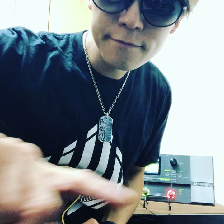 SHINPEIのインスタグラム：「週末のギターソロライブに向けて、サウンドチェック中！  MOOER GE200 とっても良い音です。  #mooeraudio #mooerge200 #lepinternational」