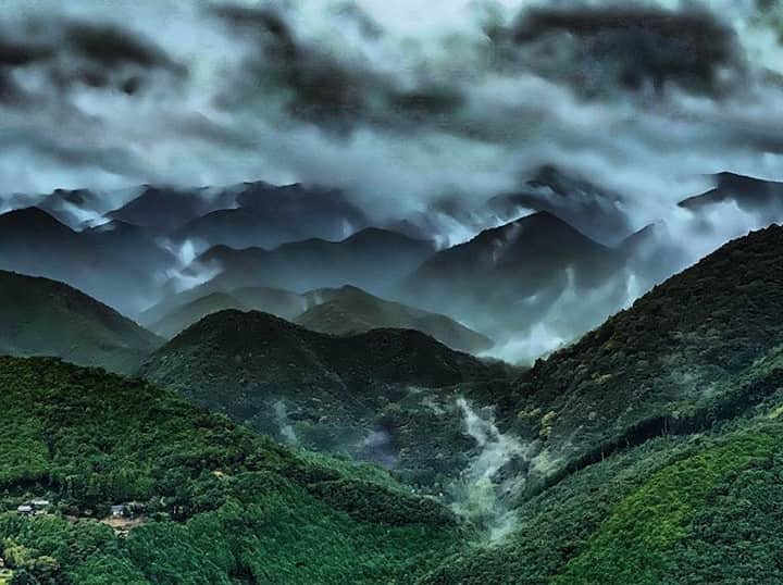 Visit Wakayamaさんのインスタグラム写真 - (Visit WakayamaInstagram)「.⠀ When the clouds roll over the Kii Peninsula, there's no where more atmospheric. ⠀ 📸: @followgreg⠀ ⠀ Share your posts with #visitwakayama and @visitwakayama for a chance to be featured!」11月4日 19時00分 - visitwakayama
