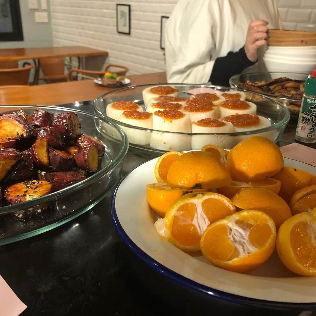夏井景子さんのインスタグラム写真 - (夏井景子Instagram)「本日21時よりクリスマス教室のご予約開始になります！ メニューがなかなか決まらなくて遅くなりすみません、、 メニューこちらです！ ・野菜たっぷりのボルシチ(豚肉使用) ・かぼちゃのニョッキ ・紫キャベツのサラダ ・カリフラワーのホットサラダ  です。 クリスマス教室で少し材料費がかかるので通常の教室より参加費少し高めです、、すみません、！(ブログにてご確認くださいませ🙇‍♀️) ボルシチとニョッキはずっと開催したいメニューだったのでぜひ沢山の方に食べていただけたら嬉しいです！  みんなでわいわい作ってもりもり食べましょう〜！ ご予約お待ちしております☺️✨🎄 写真はいつかの社食ごはん.」11月4日 19時05分 - natsuikeiko