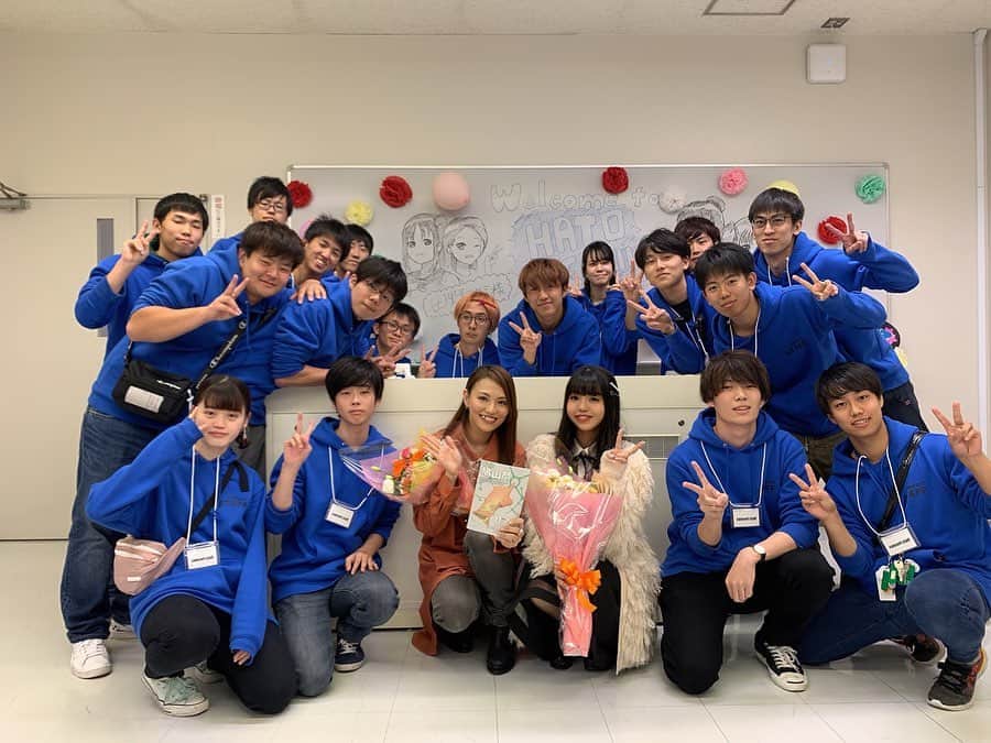 田野アサミさんのインスタグラム写真 - (田野アサミInstagram)「11月4日﻿ いい　推しの日﻿ 東京電機大学の鳩山キャンパスにてトークイベント﻿ ありがとうございました😊﻿ ﻿ 楽しかったーー！﻿鳩山祭 皆さんの顔しっかり見えました！﻿ そして沢山の皆が鳩山キャンパスに集まってくれた事、最高に幸せでした。﻿ 素敵な出会いに感謝です👏🏻🕊✨﻿ お花も学生の皆さんが用意してくださりました。﻿ 写真の絵、学生の斎藤くんが👨‍🎓﻿ 朝の4時まで絵を描いてくれてたんだって。﻿ 嬉しい。﻿ プレゼントBOXも皆さんが用意してくれたので皆さんからのお手紙とプレゼントも受け取りました🎁有難うございます！﻿ MC三輪明代さんもありがとうございました☺️﻿ 皆楽しかったかな？😊﻿ 帰るまでが学祭です♡﻿ お知らせ告知はまたスタッフTwitter、そして私本人のインスタしていきますね！笑﻿ アマテラス🌞と神社⛩田野アサミより﻿ #田野アサミ#asamitano#東京電機大学#鳩山祭」11月4日 19時07分 - tano_asami