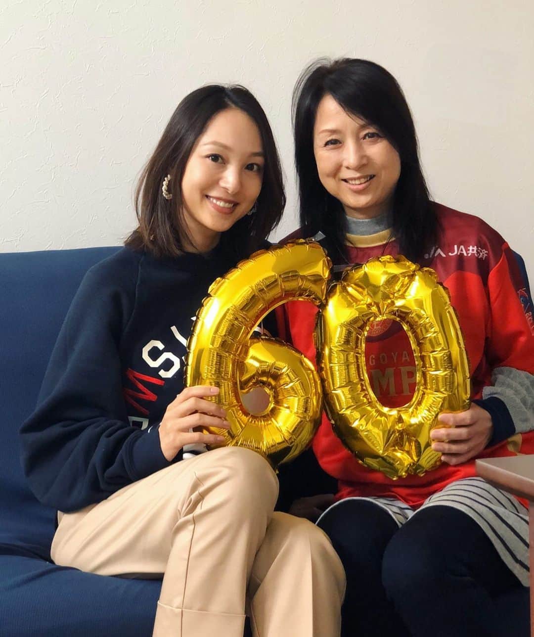 福間文香のインスタグラム：「㊗️還暦🦌 まだ数ヶ月やけど 自分も母親になって改めて 母親の偉大さを感じました😌 ありがとう☺️これからもよろしくね‼︎ #赤いちゃんちゃんこの代わりに ☺︎」