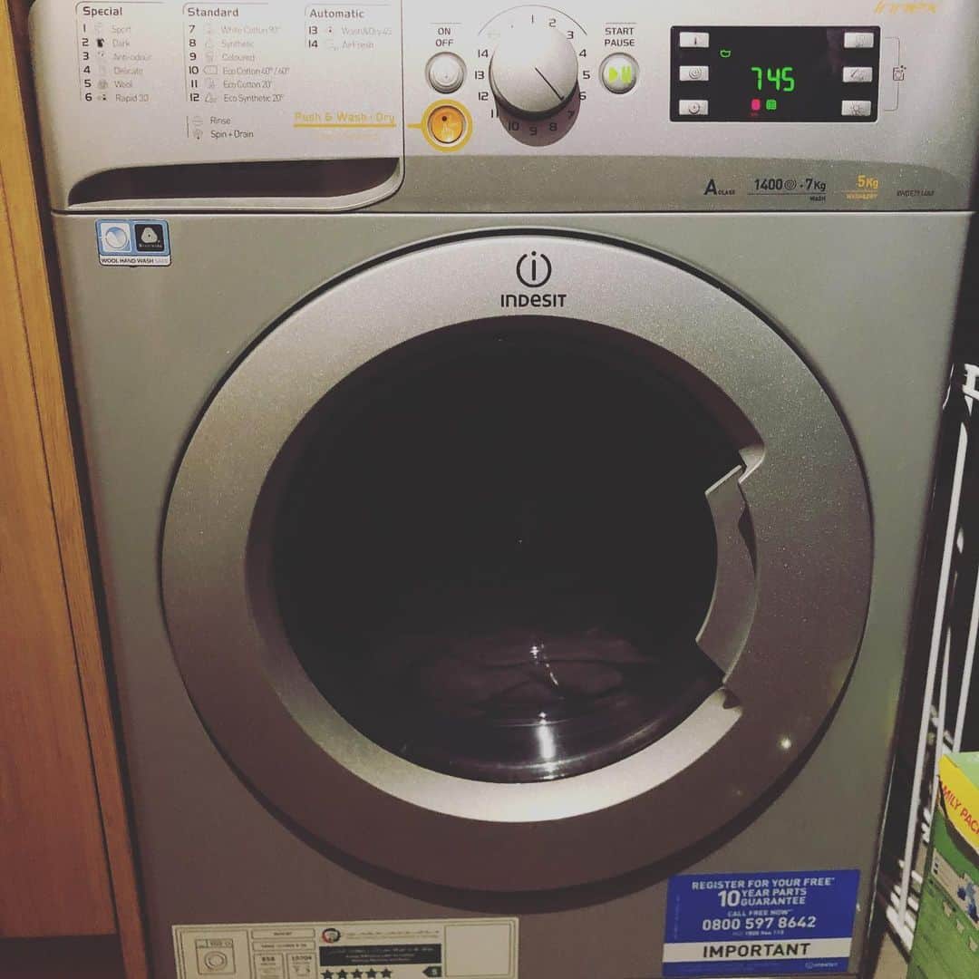 岡倫之さんのインスタグラム写真 - (岡倫之Instagram)「British washing machines are very time consuming.  In Japan, it takes 1 hour  but 7 hours or more here. #GOK #GreatOKharn #UK #england #london #instagood #overseaslife #britishlife #overseasscenery #britishscenery #オーカーン #英国 #イギリス #イングランド #ロンドン #海外生活  #イギリス生活 #海外の風景 #イギリスの風景 #家事男子  #洗濯機 #時間かかりすぎ #しかも #綺麗じゃない」11月4日 19時15分 - great_o_khan