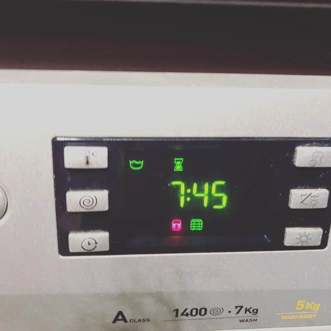 岡倫之さんのインスタグラム写真 - (岡倫之Instagram)「British washing machines are very time consuming.  In Japan, it takes 1 hour  but 7 hours or more here. #GOK #GreatOKharn #UK #england #london #instagood #overseaslife #britishlife #overseasscenery #britishscenery #オーカーン #英国 #イギリス #イングランド #ロンドン #海外生活  #イギリス生活 #海外の風景 #イギリスの風景 #家事男子  #洗濯機 #時間かかりすぎ #しかも #綺麗じゃない」11月4日 19時15分 - great_o_khan