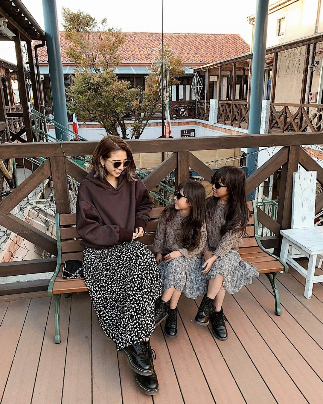 草野春香さんのインスタグラム写真 - (草野春香Instagram)「. またまたリンクコーデしたよ👩‍👧‍👧💕 今日もカメラ向けると ばっちりポージング撮ってくれる📸👏🏾🌼 #ootd #outfit #coordinate #titivate #titivatestyle #fifth #fifthtl #drmartens #kids #kidsfashion #リンクコーデ #7歳 #5歳 #姉妹コーデ #年子姉妹」11月4日 19時17分 - _haruka030_