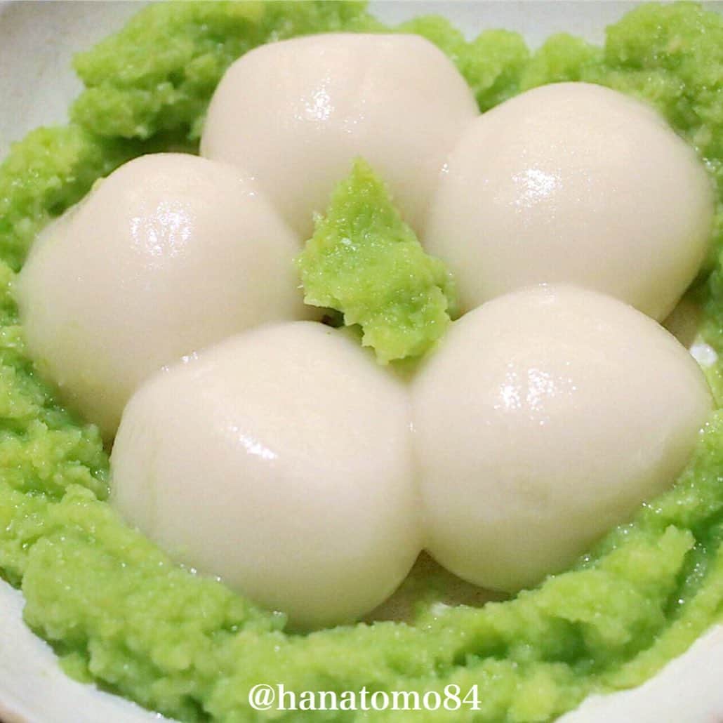 のインスタグラム：「. . . 浅草にある「甘味 みつや」では 注文後に茹でるもっちりぷるぷるの白玉に 色鮮やかなずんだを合わせた その名も「ずんだ白玉」(730円)が食べられるぞ！ . https://www.enjoytokyo.jp/style/110495/ . こちらには鹿児島県喜界島で採れた天然のきび糖に 水を加えて煮詰めた白蜜をかけていただきます。 . すっきりとした甘さなので 風味豊かなずんだともベストマッチ！ . はじめは白玉とずんだで味わい 途中から白蜜をかけて 味の変化を楽しんでみてくださいね！ . . ————————————————— . 住所 : 東京都台東区浅草1-32-13 ‪営業時間 : 11:00〜18:00(L.O.17:30) ‬ ※材料がなくなり次第終了 ‪電話番号 : 03-6802-7710‬ ‪席数 : 全16席‬ ‪定休日 : 水曜日(不定休あり)‬ . 東京メトロ銀座線 浅草駅 1番出口より徒歩3分 . ————————————————— . #スイーツ部 #カフェスタグラム#東京カフェ #東京スイーツ #カフェ部 #カフェ巡り #浅草カフェ #下町カフェ #上野カフェ #浅草散歩 #みつや #和菓子カフェ #浅草巡り #浅草寺雷門 #甘味処 #ずんだ #はなとも浅草」