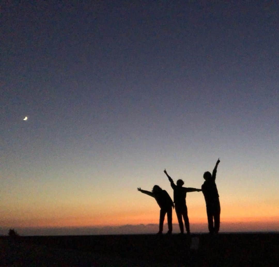 橘井友香のインスタグラム：「石川県のこの日の海と空が すごく綺麗すぎて🌙.* ・ ・ この景色を見るために ご飯前にひとっ走り 🏃🏻‍♂ ️🏃🏻‍♂ ️🏃🏻💨💨 その結果… この肌寒い時期に1人だけ明らかに違う格好の山本🤦‍♀️ #私達同期のモットー#映のためなら体を張る#海#空#月#📸#今週も応援ありがとうございました」