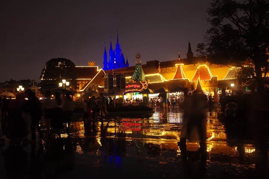 のインスタグラム：「Helloween🏰💙 star warsがいちばんすき 5分で入れた雨の日って最高 また映像が1年前と変わってた 何個もverあるのかな？✴︎✴︎ #雨の日すきまくり #夜水溜に光って綺麗 #desneyland ✌︎✌︎ #starwarslov #memory#ricohgr2 #chisatravel#松永ちさと」