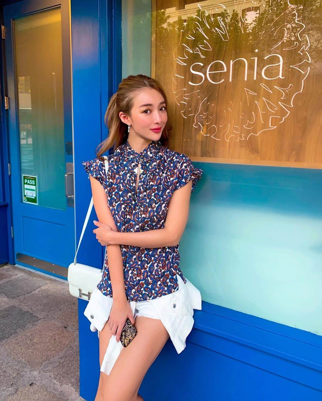 濱野りれさんのインスタグラム写真 - (濱野りれInstagram)「Senia🏵 -— I went to a restaurant that is said to be the least bookable in Hawaii- #Senia The specialty's third photo baked cabbage and the fourth bread and meat dish were exquisite!! Especially The third grilled cabbage is today's number one for me. I said unintentionally ' I want to eat another!!' This time it was possible to make a reservation by phone one week ago✔︎ One of the restaurants I definitely want to visit if you go to Hawaii💋 -— ハワイで一番予約が取れないって噂の セニアに行ってきたよ💝 スペシャリティの3枚目の焼きキャベツと 4枚目のパンとミートの料理が絶品すぎた😭 パンが実は揚げパンになってて今まで食べた揚げパンの中でダントツ🥇 でもそれよりも美味しかったのが焼きキャベツ😍 食べたことない味付けでそれでいて上品で 思わずもう一個食べたい！って叫ぶほど笑 今回は1週間前の電話で予約がとれたよ✔︎ ハワイ行くなら絶対行きたいレストランの１つになりました💝 -— #rirelog #hawaiieats#hawaiirestaurants #hawaii#hawaiilife#traveleats #luxurytravel#instahawaii#hawaiistagram #yelphawaii #hawaiifoodie #honolulueats #eatinghawaii #bestfoodhawaii #oahueats #visithawaii #hawaiitrip #ighawaii #gohawaii #honoluluhawaii #onlyinhawaii#explorehawaii #セニア#ハワイ#ホノルル#ハワイ旅行#ハワイグルメ#ハワイ情報」11月4日 19時26分 - riregram