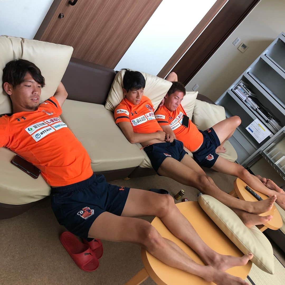 大山啓輔のインスタグラム：「. 昨日のリラックスルーム😂 ※良い子は真似しないで下さい。笑 . #リラックスルームだけども #まぁリラックスしてるならいいけども #アキに関しては本当にリラックスできとんか #奥のヤツはさそり座の女ちゃうんか #河面旺成 #奥抜侃志 #櫛引一紀 #大宮アルディージャ」