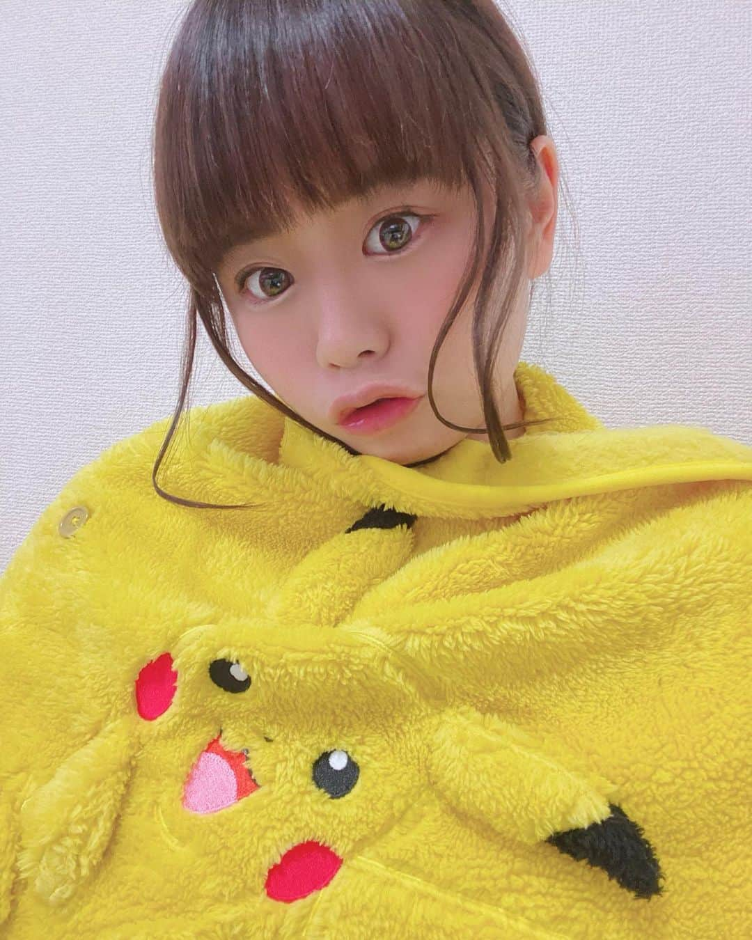 竹尾歩美のインスタグラム：「ピカチュウブランケット⚡️❤️ もこもこ〜あったかいなぁ…😌 . 3連休だった人も多いと思います。また明日からお仕事や学校だね！応援してます🌟私も元気に頑張るよー！！最近、寒くなってきたので、ぬくぬくでお過ごし下さい☺️ . #ポケモン#ピカチュウ#可愛い#癒される#もこもこ#尾美」