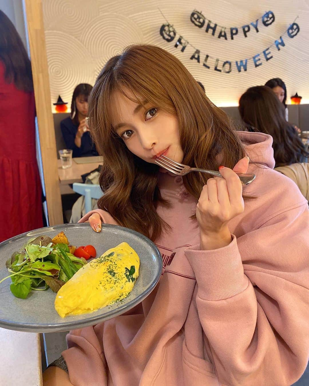 得あゆさんのインスタグラム写真 - (得あゆInstagram)「オムレツ🍳🥚 ・ ミカサデコ&カフェ神宮前🥞 パンケーキ食べる前の前菜のオムレツ。笑 ・ インスタでランチ、カフェ検索して 美味しそうなお店見つけていくことが多いです😘 ・ ・ ・ ・ ・ ・ #カフェ#カフェ巡り#表参道#表参道カフェ#表参道ランチ#ランチ#お昼ごはん#おやつ#オムレツ#パンケーキ#原宿カフェ#秋#秋服#ピンク#ダイエット#グルメ#食べ歩き#インスタ映え#カメラ女子#美味しい#デート#友達#お洒落#パーカー#大人カジュアル#pink#cafe#omotesando#omelette#eggbenedict」11月4日 19時34分 - tokuayu819