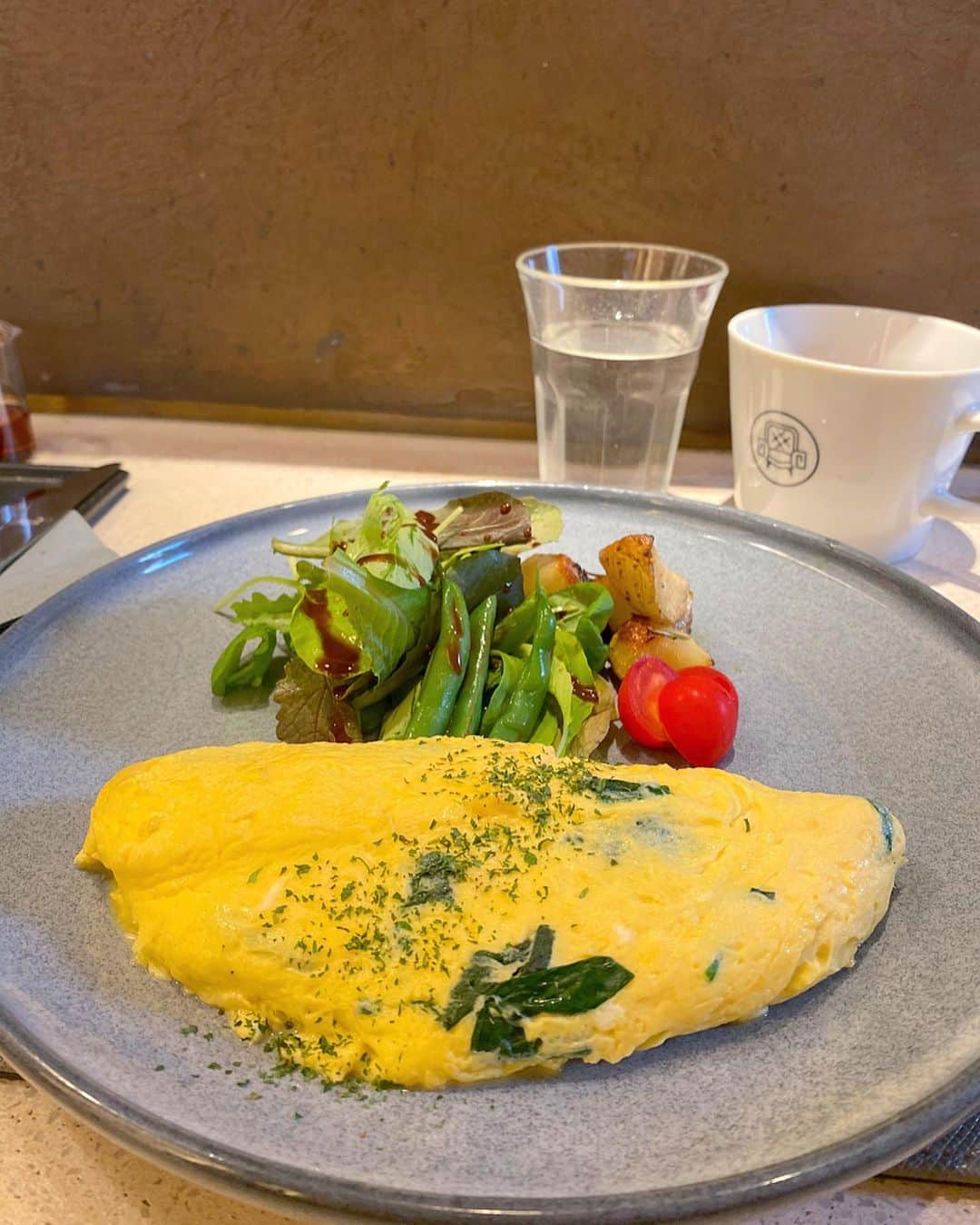 得あゆさんのインスタグラム写真 - (得あゆInstagram)「オムレツ🍳🥚 ・ ミカサデコ&カフェ神宮前🥞 パンケーキ食べる前の前菜のオムレツ。笑 ・ インスタでランチ、カフェ検索して 美味しそうなお店見つけていくことが多いです😘 ・ ・ ・ ・ ・ ・ #カフェ#カフェ巡り#表参道#表参道カフェ#表参道ランチ#ランチ#お昼ごはん#おやつ#オムレツ#パンケーキ#原宿カフェ#秋#秋服#ピンク#ダイエット#グルメ#食べ歩き#インスタ映え#カメラ女子#美味しい#デート#友達#お洒落#パーカー#大人カジュアル#pink#cafe#omotesando#omelette#eggbenedict」11月4日 19時34分 - tokuayu819