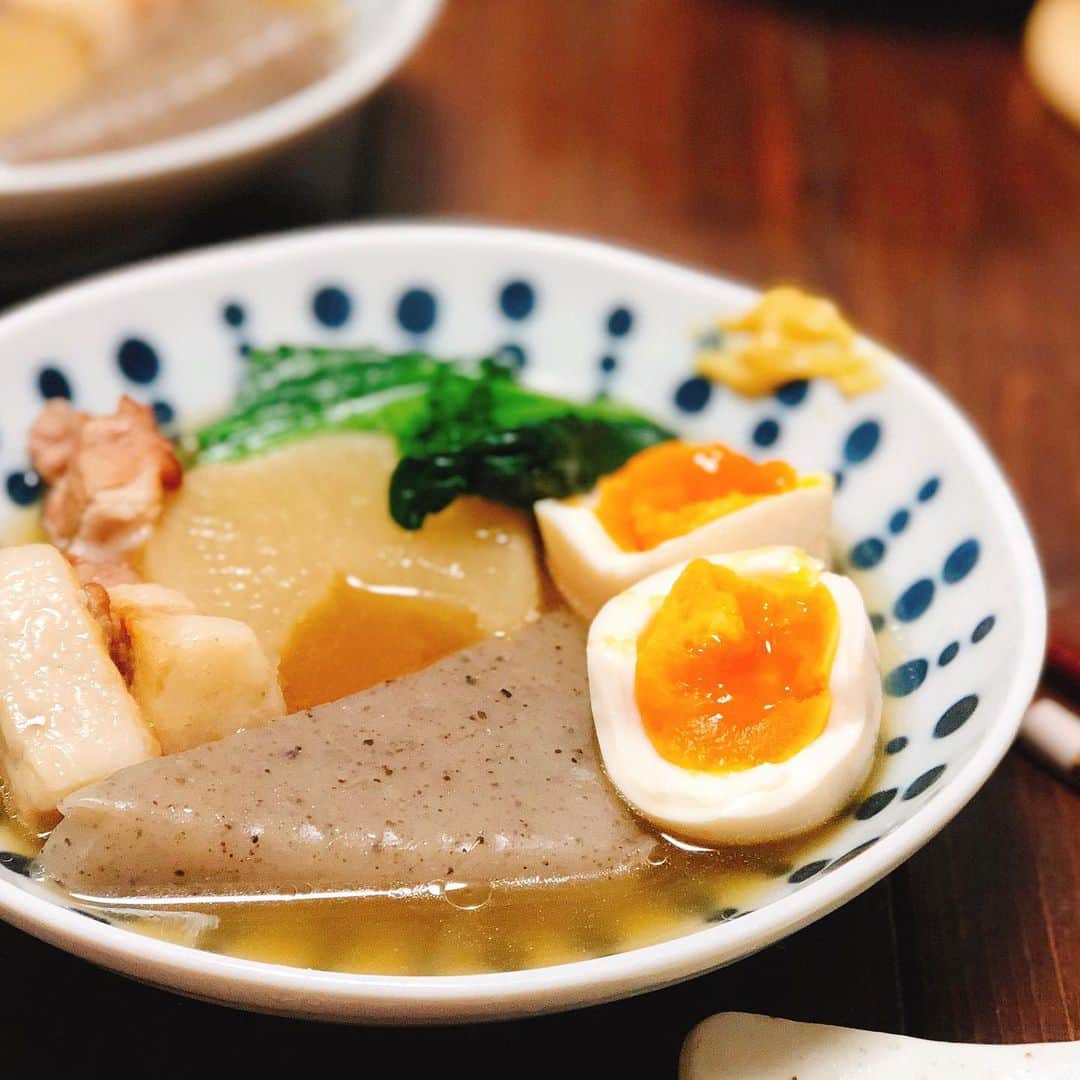 ゆうきさんのインスタグラム写真 - (ゆうきInstagram)「先日の晩ごはんの献立。 メインは、 豚バラ大根のおでん🍢 ✏︎レシピは⬇︎ #yuukitohikari豚バラ大根のおでん ・ ・ 卵が良い感じでした。 おでんは、一晩寝かせたのですが、 卵は超半熟に茹でて 冷ました煮汁(お鍋)に入れました。 食べる前に一度取り出し、 おでんを熱くしてから火を止め、 取り出した卵を戻し入れて、 2分くらいでちょうど良い感じ。  そして、 おでんは決まっていたけど、 あと何にしよ？ と、夕方悩んでいたら 夫の実家から秋刀魚のおすそ分け。 綺麗に下処理した状態だったので 焼くだけ、楽ちんでした。 秋刀魚美味しいですね！  あとは、ポテトサラダでした。 ・ ・ ・ #晩ごはん#夜ご飯#夕食#レシピ#簡単レシピ#おうちごはん#おでん#和食#献立#マカロニメイト#フーディーテーブル  #dinner#japanesefood#foodpic#yummy」11月4日 19時45分 - yuukitohikari