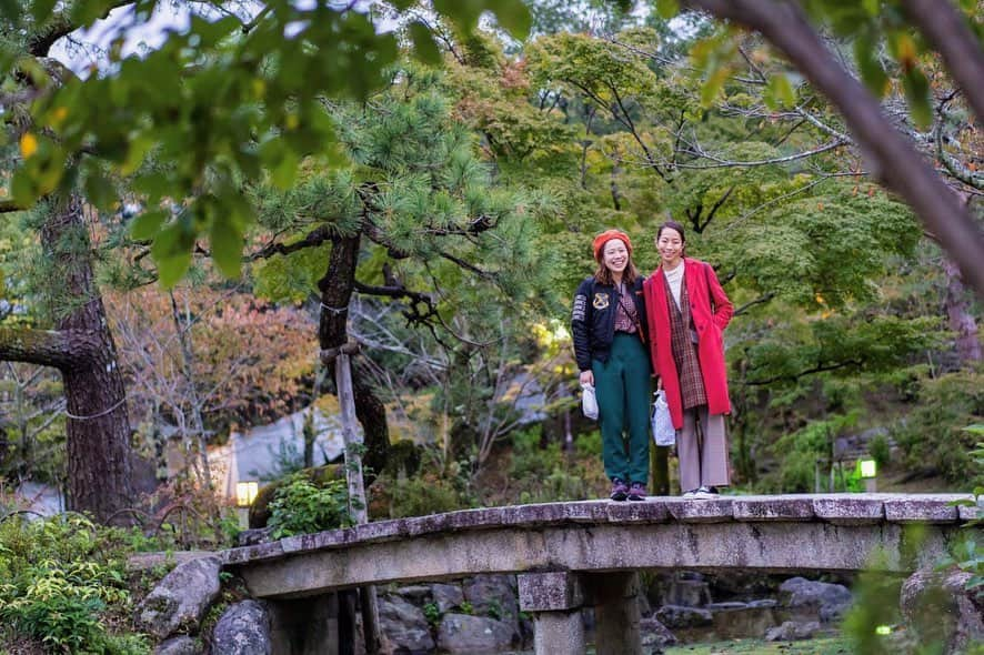 坂本朱里さんのインスタグラム写真 - (坂本朱里Instagram)「あきよと京都散歩🍁﻿ ﻿ そう。あきよはかっこカワイイ🦋﻿ ブレない強さ。頭がキレる。﻿ 負けても勝っても﻿ クライミングを心底楽しむの。﻿ それってほんと凄いこと。﻿ 何年もトップに君臨してる立場でそれって﻿ 凄いこと。﻿ ﻿ たしか〜💭💭﻿ 私が成人式の日に啓代が京クラ来るってなって﻿ 成人式終わって速攻合流して、、、﻿ それから数年後、﻿ 啓代と一緒にワールドカップ出たくて、﻿ 5年前？私が代表になれて、色んな国に行って﻿ 登って、コンペ出て、同じ部屋で寝るベットフレンドだったね。睡眠力も半端ない啓代。﻿ (疲れすぎてストレッチしながら寝るからね😂)﻿ 色々話したな〜﻿ 一生の思い出🧸﻿ ﻿ ﻿ 優しいオーラに包まれた﻿ ブレない真っ直ぐな芯。﻿ オリンピックまで突っ走っちゃって🔥﻿ ﻿ イベント終わってまったりモードに﻿ 急に語る愛💘w﻿ 大好き。﻿ いつもありがとう。﻿ ﻿ #京クラであつぽんにも再会﻿ #daisakさんのパインナップルも買えた﻿ #予定は全部成功#京都観光#忙しいのに会いに来てくれてありがとう」11月4日 19時38分 - ayari_shimi