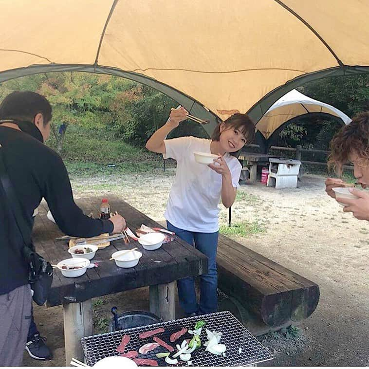 川崎優さんのインスタグラム写真 - (川崎優Instagram)「. . ロケ後のBBQ🍖 明日火曜日のバリはやッ！　@barihaya  は　#ワークマンプラス　の特集です！女性向けの高い機能性を兼ね備えた冬のコーデをご紹介します🙆‍♀️✨最近のおしゃれ女子はワークマンに注目しているらしい…！勉強になります！！ #ワークマン女子 #登山ロケの時ここで買えばよかったな #カラフルで可愛かった #ちなみにこの白ティーは汚れがちゃんと落ちる優れもの #ただ肉を食べたロケではない #写真とりわすれたけど可愛いおしゃれなワークマンコーデご紹介します #まさかずっとこのロケは肉食べてただけなのかと #いや野菜も食べました🥬」11月4日 19時38分 - yuu__noir