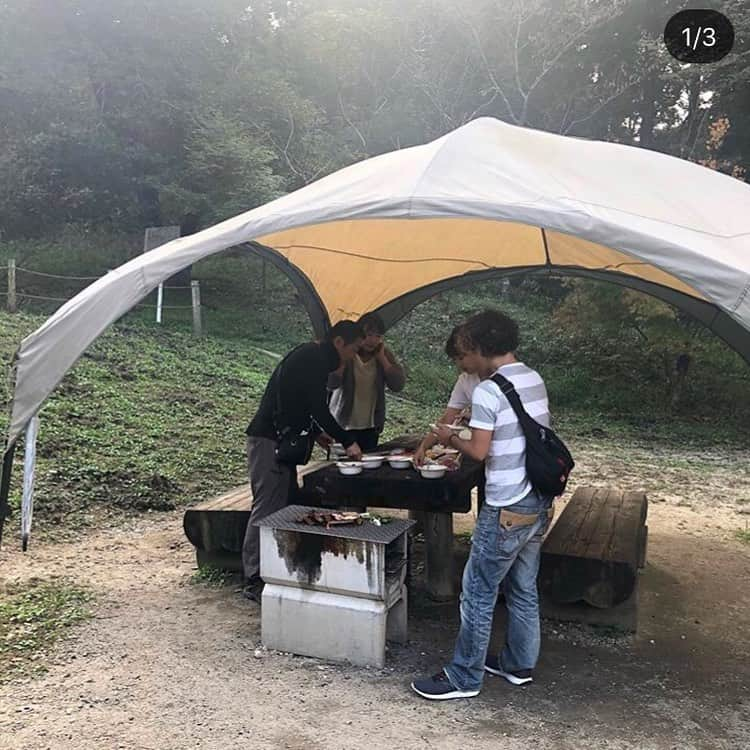 川崎優さんのインスタグラム写真 - (川崎優Instagram)「. . ロケ後のBBQ🍖 明日火曜日のバリはやッ！　@barihaya  は　#ワークマンプラス　の特集です！女性向けの高い機能性を兼ね備えた冬のコーデをご紹介します🙆‍♀️✨最近のおしゃれ女子はワークマンに注目しているらしい…！勉強になります！！ #ワークマン女子 #登山ロケの時ここで買えばよかったな #カラフルで可愛かった #ちなみにこの白ティーは汚れがちゃんと落ちる優れもの #ただ肉を食べたロケではない #写真とりわすれたけど可愛いおしゃれなワークマンコーデご紹介します #まさかずっとこのロケは肉食べてただけなのかと #いや野菜も食べました🥬」11月4日 19時38分 - yuu__noir