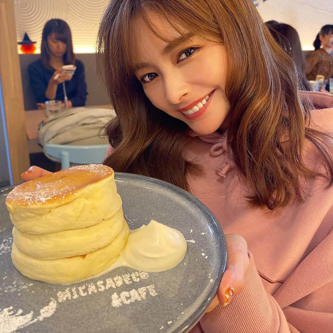 得あゆさんのインスタグラム写真 - (得あゆInstagram)「主役はこちら🥞🥞 パンケーキ久しぶりに食べた！ ぷるんぷるんで美味しかった🥺❤️ ムービーみて？？？？ぷるんぷるん！ ・ ミカサデコ&カフェ神宮前🥞 リコッタパンケーキ🥞 思ったよりあっさりしててサクサク 食べられる感じでした😘❤️ ・ ・ ・ ・ ・ ・ ・ #カフェ#カフェ巡り#表参道#表参道カフェ#表参道ランチ#ランチ#お昼ごはん#おやつ#パンケーキ#原宿カフェ#秋#秋服#ピンク#ダイエット#グルメ#食べ歩き#インスタ映え#カメラ女子#美味しい#デート#友達#お洒落#パーカー#大人カジュアル#リコッタパンケーキ#pink#cafe#omotesando#pancakes#blueberry」11月4日 19時44分 - tokuayu819