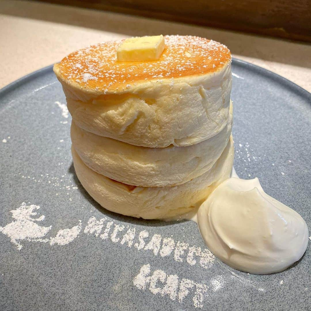 得あゆさんのインスタグラム写真 - (得あゆInstagram)「主役はこちら🥞🥞 パンケーキ久しぶりに食べた！ ぷるんぷるんで美味しかった🥺❤️ ムービーみて？？？？ぷるんぷるん！ ・ ミカサデコ&カフェ神宮前🥞 リコッタパンケーキ🥞 思ったよりあっさりしててサクサク 食べられる感じでした😘❤️ ・ ・ ・ ・ ・ ・ ・ #カフェ#カフェ巡り#表参道#表参道カフェ#表参道ランチ#ランチ#お昼ごはん#おやつ#パンケーキ#原宿カフェ#秋#秋服#ピンク#ダイエット#グルメ#食べ歩き#インスタ映え#カメラ女子#美味しい#デート#友達#お洒落#パーカー#大人カジュアル#リコッタパンケーキ#pink#cafe#omotesando#pancakes#blueberry」11月4日 19時44分 - tokuayu819