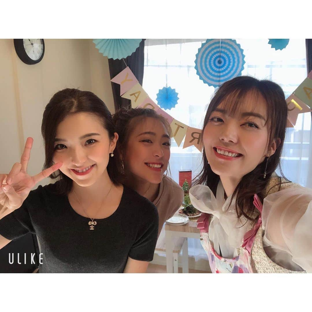 今村仁美さんのインスタグラム写真 - (今村仁美Instagram)「だーいすきな @kusunoki_serina  せりな♡お誕生日おめでとう🎂 飲んで食べて泣いて笑って、なんでも言い合える2人が、大好きで心の癒し❤️ これからもずっと友達でいてください✨いつもありがとう！ . . . #lovemyfriends #happybirthday#ホームパーティー#誕生日お祝い#ハンバーグケーキ#ホームパーティー料理#お家パーティー #我が家の狭さがバレる#洗濯物がきになる」11月4日 19時44分 - imamura_hi